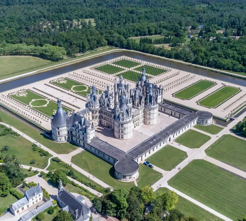 Château de Chambord, France – A stunning Renaissance castle in the Loire Valley, known for its unique double-helix staircase