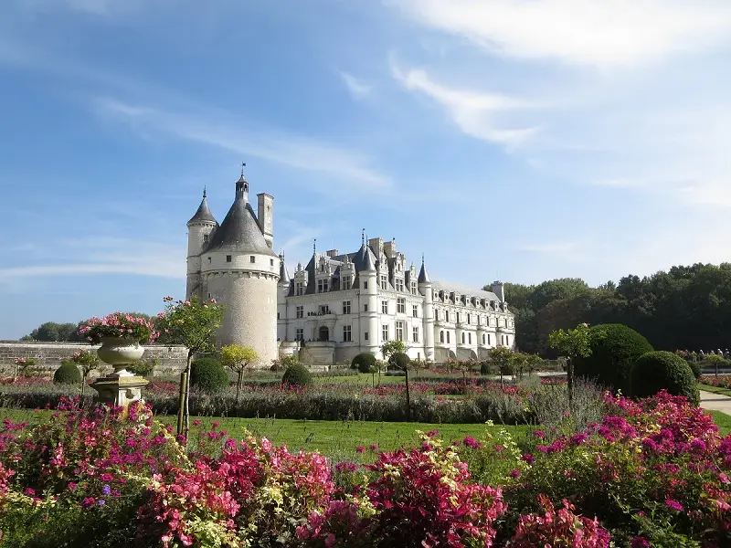 Château de Chenonceau, France – A magnificent Renaissance castle with stunning gardens spanning the Cher River