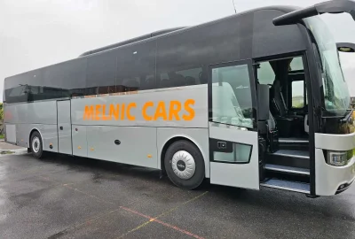 Autobus Melnic Cars moderne vu de l'extérieur, idéal pour le transport de groupes.