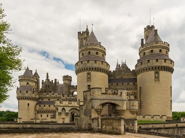 Château de Pierrefonds en France - Visite - Tourisme -Melnic Cars