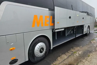 Compartiment de rangement spacieux d'un autobus Melnic Cars, idéal pour des bagages volumineux.