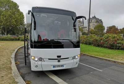 Vue avant du bus Temsa stationné dans un environnement urbain.