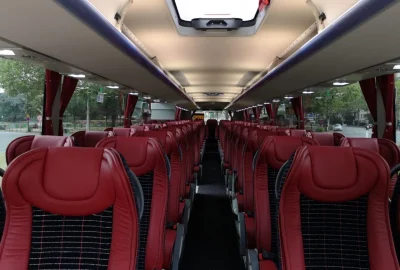 Vue intérieure d'un bus Temsa avec des sièges confortables rouges, idéal pour les trajets longues distances.
