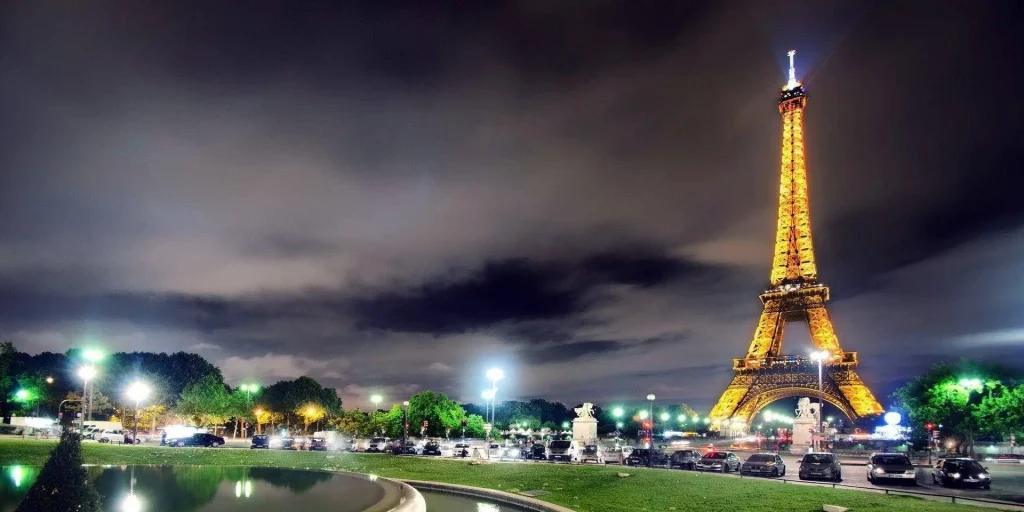 Tour Eiffel - Paris - Visite guidée - Tourisme - Melnic Cars