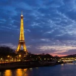 Tour Eiffel illuminée avec la Seine - Melnic Cars
