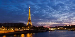 Tour Eiffel illuminée avec la Seine - Melnic Cars