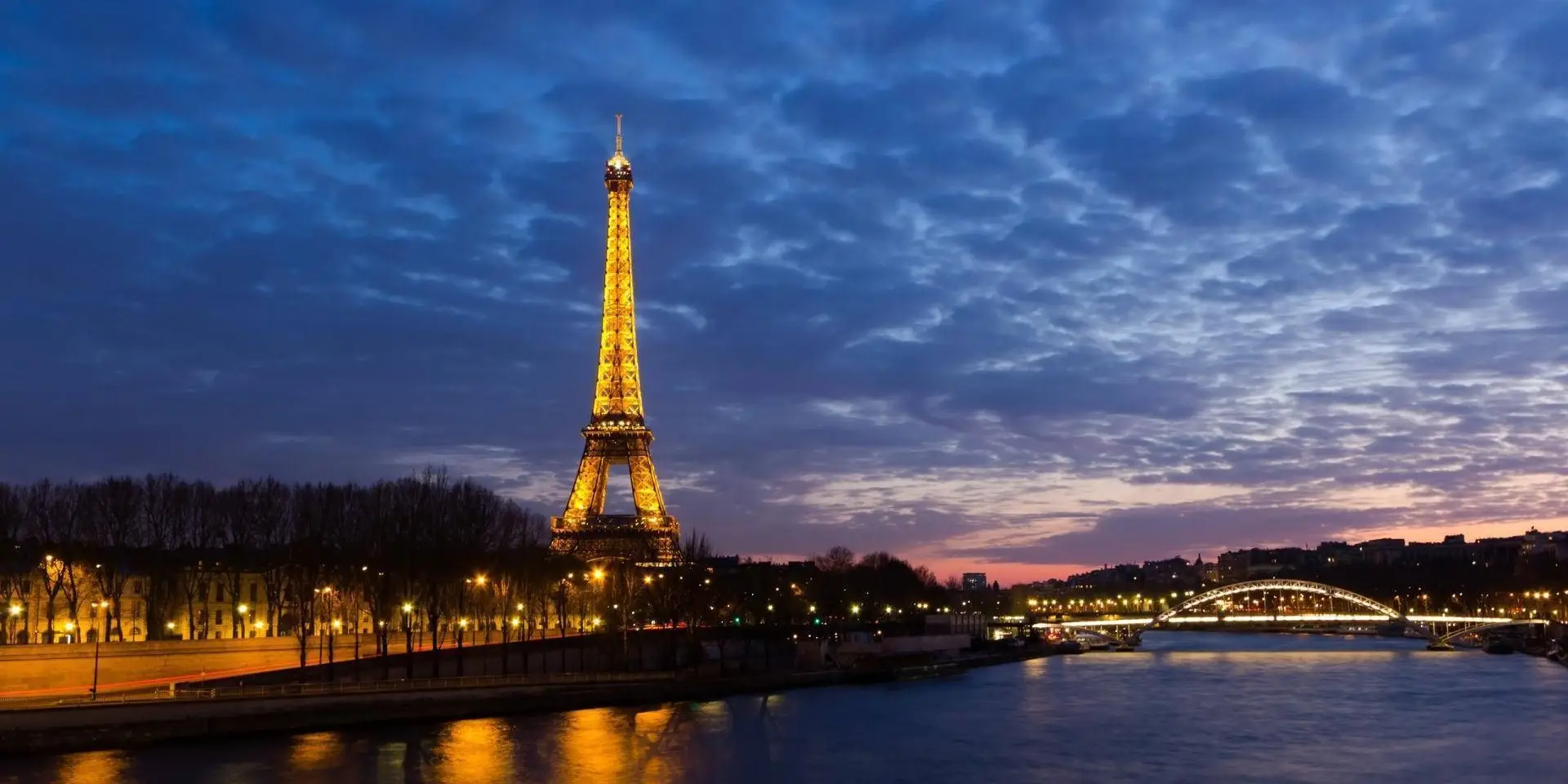 Tour Eiffel illuminée avec la Seine - Melnic Cars