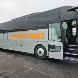 Autobus Melnic Cars moderne vu de l'extérieur, idéal pour le transport de groupes.
