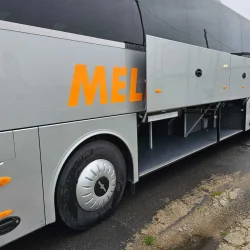 Compartiment de rangement spacieux d'un autobus Melnic Cars, idéal pour des bagages volumineux.