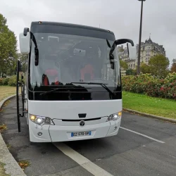 Vue avant du bus Temsa stationné dans un environnement urbain.