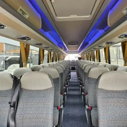 Intérieur spacieux et confortable d'un autobus Melnic Cars, équipé de sièges ergonomiques.
